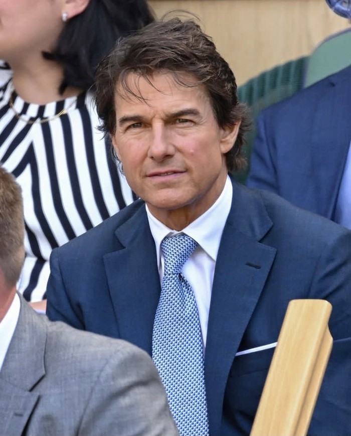 Tom Cruise juga terlihat di antara penonton di Centre Court memakai setelan jas dan dasi navy blue. Foto: instagram.com/wimbledon