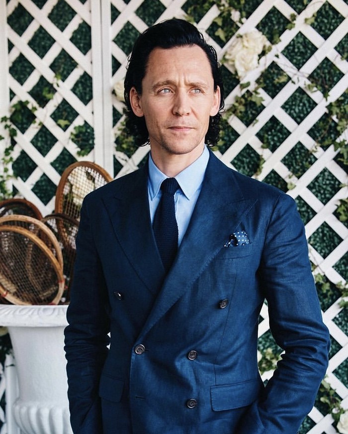 Tom Hiddleston juga ikut menikmati Wimbledon dalam busana double breasted jacket dari Ralph Lauren serta dasi berwarna senada. Foto: instagram.com/ralphlauren