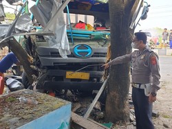 Truk Seruduk 5 Motor di Cirebon, 1 Orang Terluka
