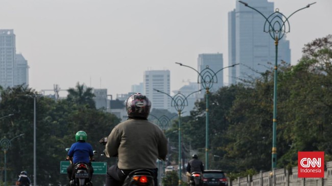 Anggota DPRD DKI Justin Adrian meminta Pemprov DKI membatasi kendaraan bermotor demi mengurangi polusi udara di Jakarta.