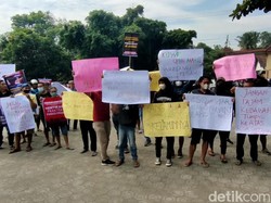 Oknum Perangkat Desa di Kediri Didemo Warga karena Selingkuh