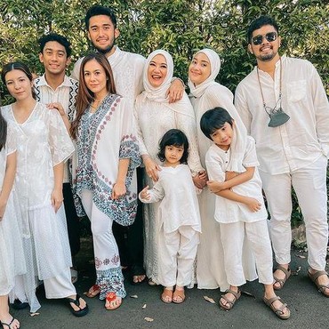 7 Potret Wulan Guritno Rayakan Iduladha Bareng Keluarga Pacar Berondong