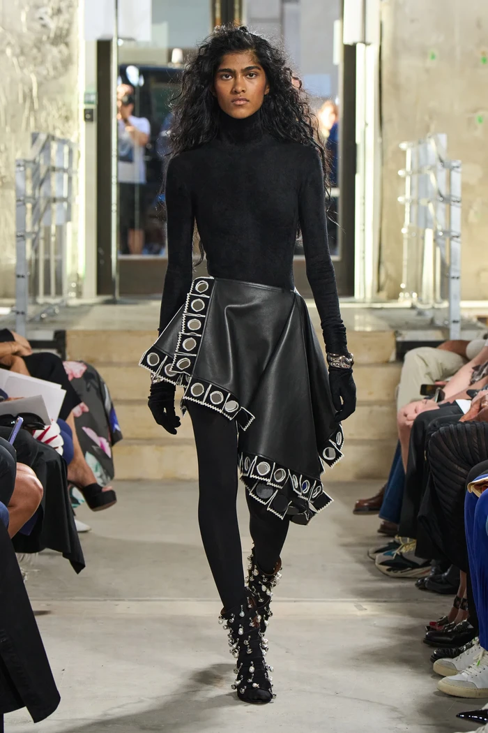 Rok mini tampakanya akan masih berjaya di tahun 2023. Setelah mendominasi 2020 dan 2021, tampil versi teranyar seperti ditampilkan Alaia lewat potongan asimetris dalam material leather. Foto: Courtesy of Alaia