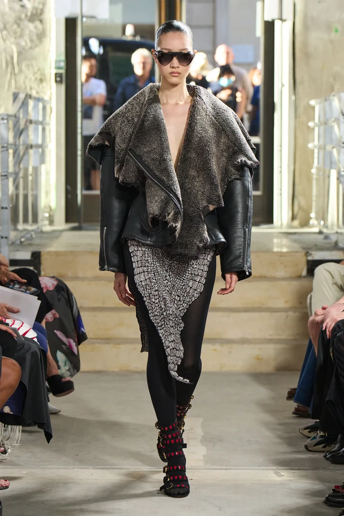 Bersiap kembali tampil edgy dan boyish dalam balutan biker jacket. Alaia menghadirkan kembali di runway dalam desain yang lebih retro lewat desain kerah yang lebar. Foto: Courtesy of Alaia