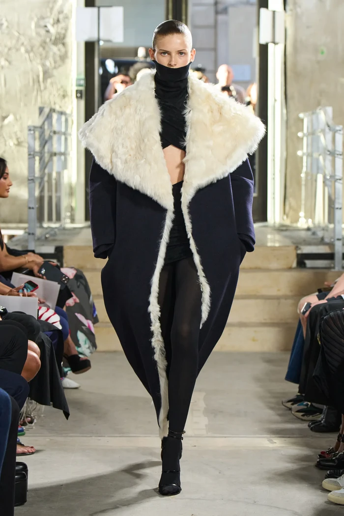 Meski ditujukan untuk koleksi musim semi, namun Alaia banyak menghadirkan coat. Namun yang bisa ditelaah adalah semua coat yang dihadirkan bersiluet oversized. Siluet yang bergaya edgy dan cool ini sepertinya akan jadi favorit untuk tahun 2023 mendatang. Foto: Courtesy of Alaia