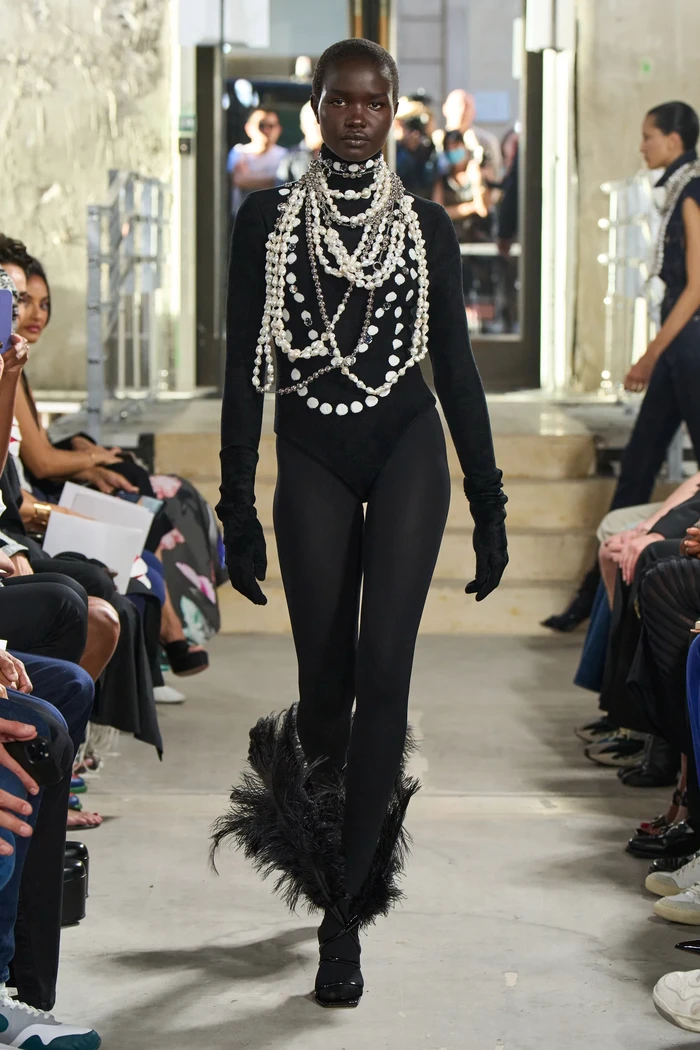 Era bergaya minimalis dalam pemakaian perhiasan tampaknya akan segera tergantikan dengan gaya ala era '80an di mana tumpukan kalung bergaya glamor. Seperti pada koleksi Alaia berikut. Foto: Courtesy of Alaia