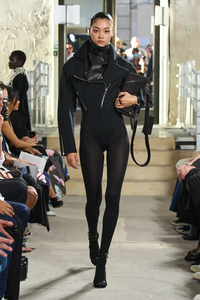 Bodysuit telah jadi salah satu signature items dari label ini. Dan Pieter Mulier selaku creative director banyak menghadirkannya pada koleksi ini. Busana ala era '80an ini tampaknya akan jadi salah satu tren yang akan muncul di tahun 2023. Foto: Courtesy of Alaia