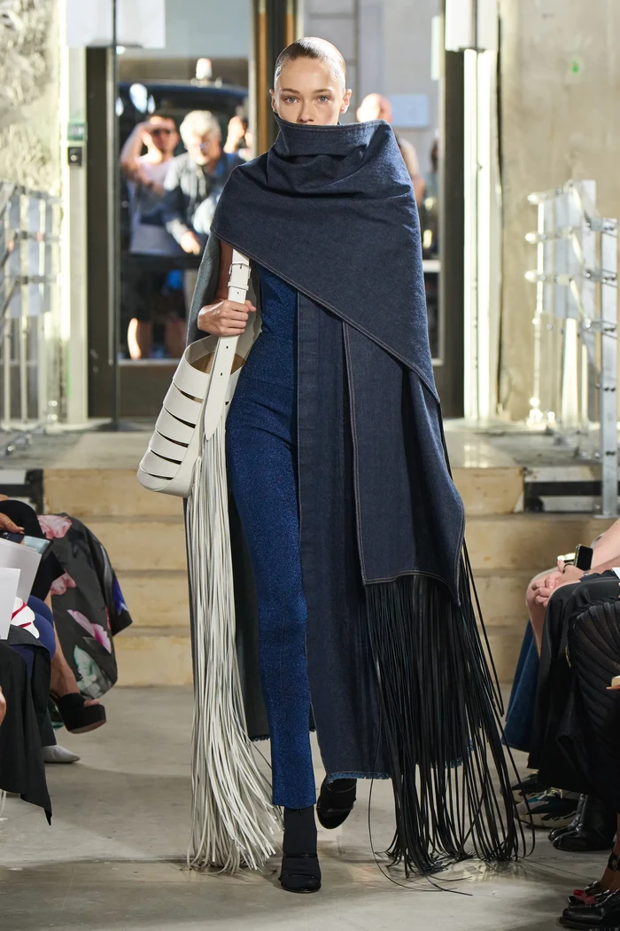 Material denim juga diprediksikan akan kembali jadi tren di 2023. Tak hanya dalam bentuk celana dan dress, Alaia bahkan memodifikasinya dalam bentuk syal besar. Foto: Courtesy of Alaia
