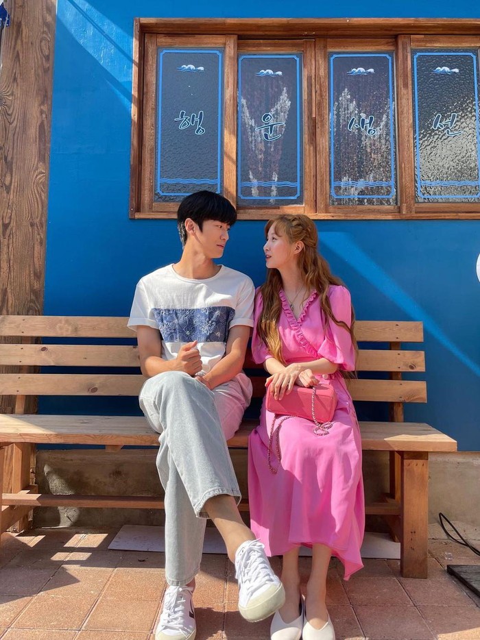 Dalam drama roman fantasi ini, Seohyun beradu akting dengan Na In Woo. Nah, kali ini Seohyun menggunakan dress berwarna permen kapas pink dari Johnny Hates./ Foto: instagram.com/seojuhyun_s