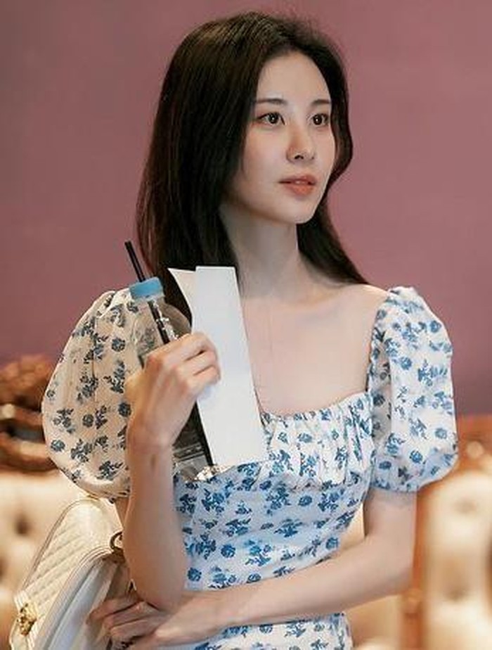 Di dunia nyata, Seohyun juga sering menggunakan outfit dengan warna cerah. Salah satunya ketika ia mengisi soundtrack drama Jinxed at First yang berjudul Milky Way. Ia memakai dress berwarna biru./ Foto:instagram.com/seojuhyun_s