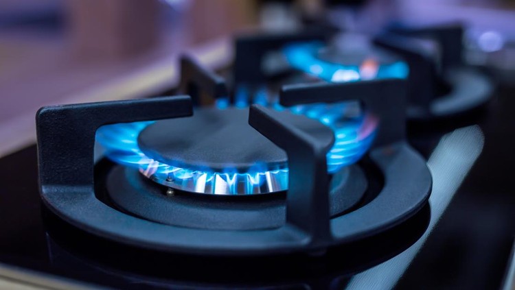 ilustrasi gas lpg Closeup man's hand operating valve of LPG cylinder for cooking