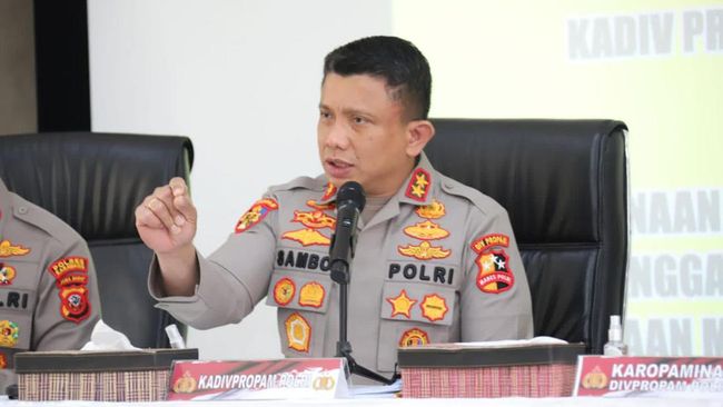 Masukan sejumlah pihak kepada Ferdy Sambo jadi salah satu alasan terdakwa pembunuhan Brigadir J itu mencabut gugatan terhadap Presiden Jokowi dan Kapolri.