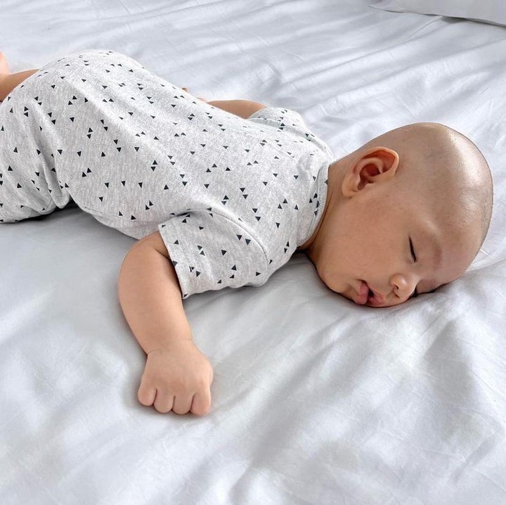 <p>Kini <em>baby</em> Don sudah berusia dua bulan, Bunda. Ini salah satu potretnya, ia tampak begitu nyaman tidur dengan posisi tengkurap. (Foto: Instagram @donverhaag)</p>