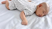 <p>Kini <em>baby</em> Don sudah berusia dua bulan, Bunda. Ini salah satu potretnya, ia tampak begitu nyaman tidur dengan posisi tengkurap. (Foto: Instagram @donverhaag)</p>
