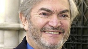 Komposer Musik Ikonis James Bond Monty Norman Meninggal Dunia