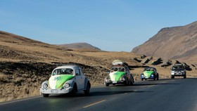 FOTO: Konvoi VW Beetle di Pegunungan Bolivia