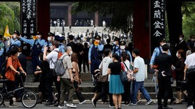 Muram Ratusan Pelayat Padati Rumah Duka Antar Kepergian Shinzo Abe