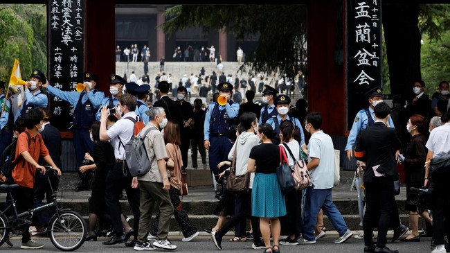 Mobil jenazah akan membawa jasad PM Jepang Shinzo Abe dari rumah duka di Kuil Zojoji, Tokyo, ke Aula Pemakaman Kirigaya untuk dikremasi.