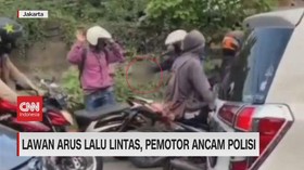 VIDEO: Lawan Arus Lalu Lintas, Pemotor Ancam Polisi