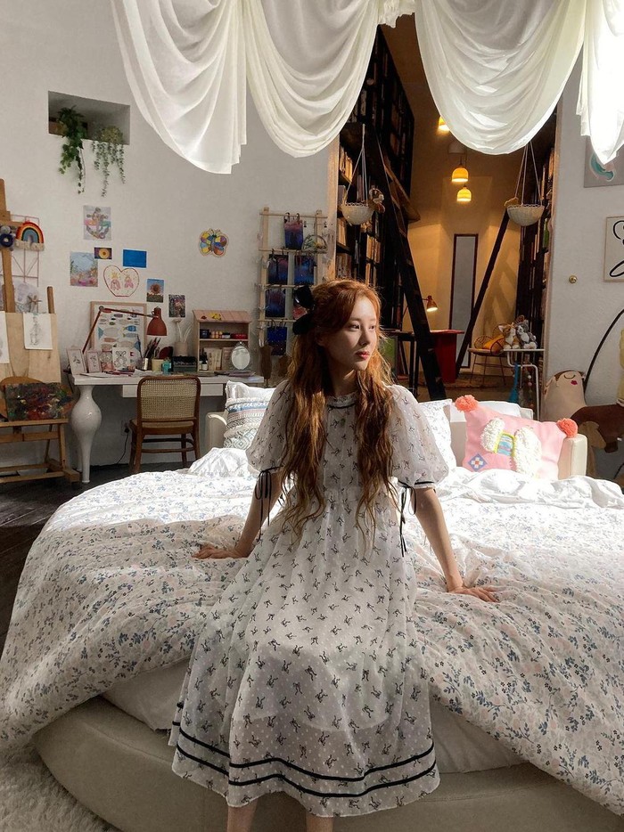 Lewat drama Jinx's Lover atau Jinxed at First, Seohyun tampil menggemaskan sebagai Lee Seul Bi. Dari awal episode, penampilannya ikonik dengan dress vintage serta rambut curly yang manis./ Foto: instagram.com/seojuhyun_s