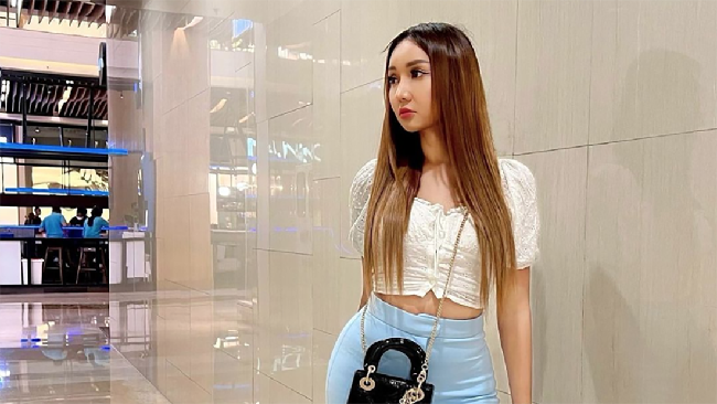 Lucinta Luna curhat alasan 'ganti wajah' dari Lisa BLACKPINK menjadi Jisoo BLACKPINK lewat operasi beberapa waktu lalu.