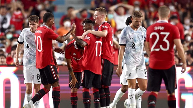 Meski terpuruk di dasar klasemen Liga Inggris jelang melawan Liverpool, Manchester United tetap bisa menyalip The Reds jika menang di Old Trafford.