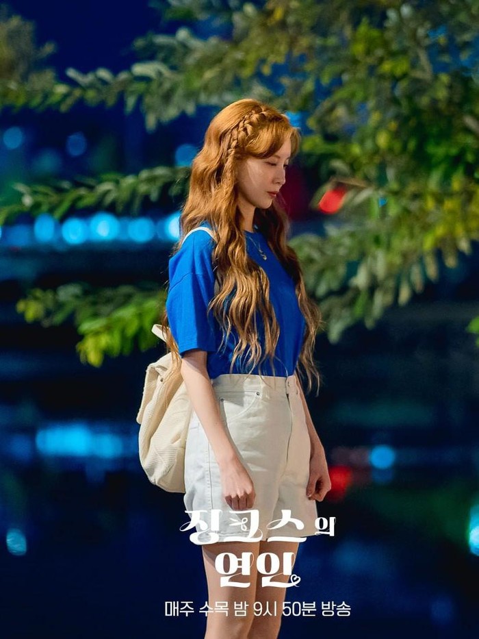 Mau tampil swag ala Seohyun? Beauties bisa coba pakai kaos oversize berwarna biru dengan paduan hot pant berwarna putih. Jangan lupa tambahan tas punggung berwarna senada. Manis banget, lho/ Foto: instagram.com/kbsdrama