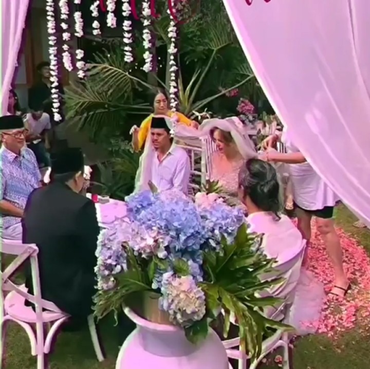 <p>Mayky menikah dengan perempuan asal Australia bernama Alexandra atau biasa disapa Ally dua tahun pasca Ria Irawan meninggal dunia. (Foto: Instagram @mayk_wongkar) <br /><br /><br /></p>