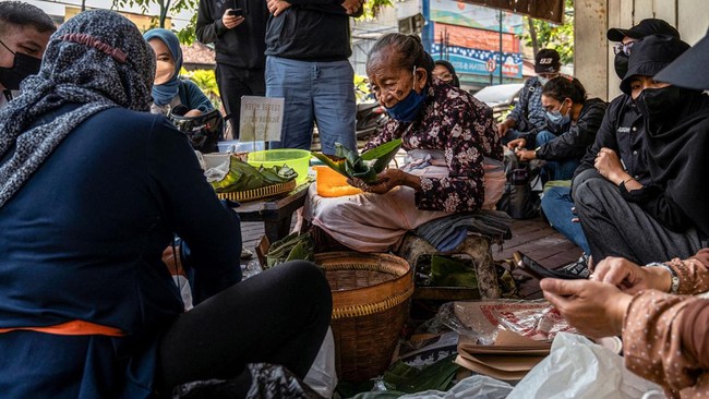 FOTO: Mbah Satinem, Wanita Perkasa di Balik Lupis Legendaris Yogya
