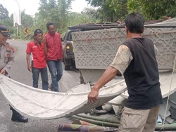 Gagal Nanjak, Mobil Pikap Terguling di Tanjakan Panganten Garut