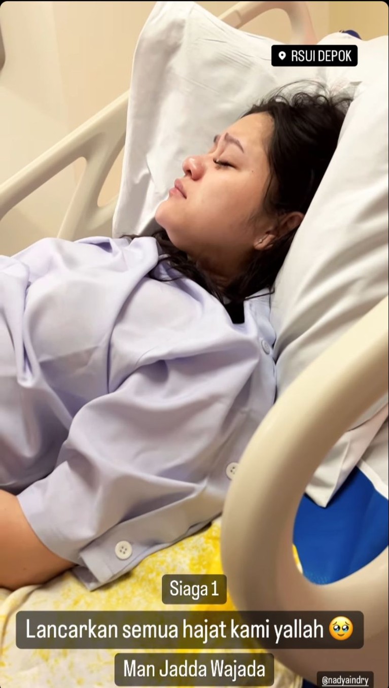 Momen Istri Lutfi Agizal Melahirkan Momen Istri Lutfi Agizal Melahirkan