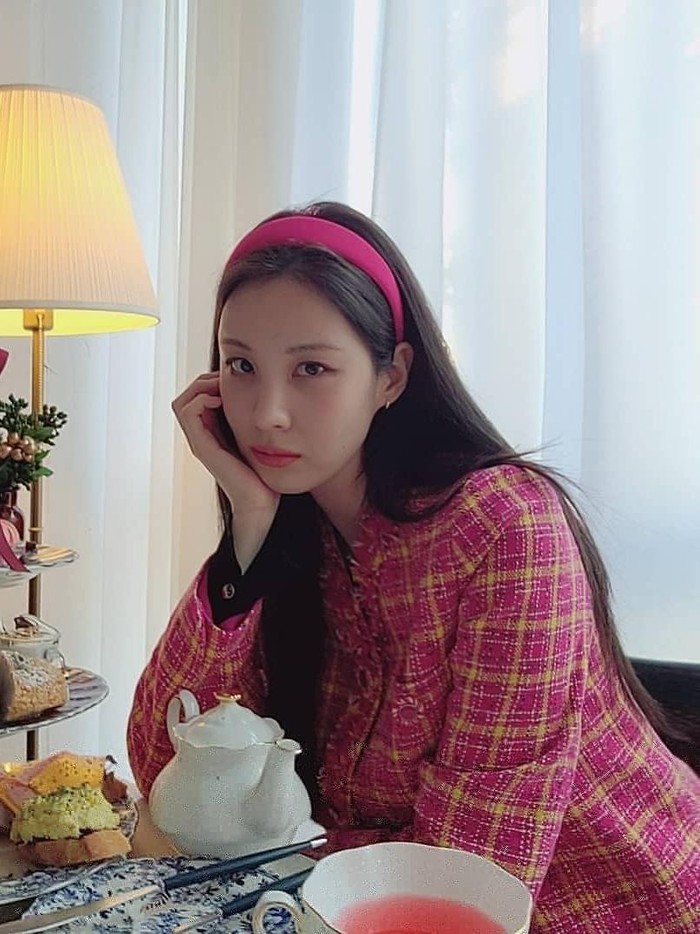 Nah, outfit-outfit keren ala cewek kue dari Seohyun ini bisa jadi rekomendasi untuk Beauties nih. Termasuk one set berwarna pink yang dipadukan dengan tas serta bandana berwarna senada ini./ Foto: instagram.com/seojuhyun_s
