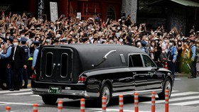 Ketika Massa Warga Jepang Membungkuk ke Mobil Jenazah Shinzo Abe