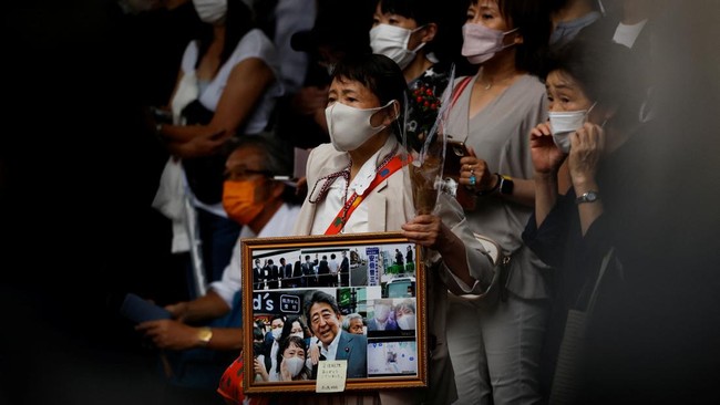 Suasana duka begitu kuat di jalan-jalan Tokyo kala pemakaman Shinzo Abe dengan tangisan dari para warga.