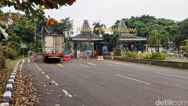Penumpang taksi bandara Halim Perdanakusuma mengeluhkan monopoli taksi dan tambahan biaya bandara.