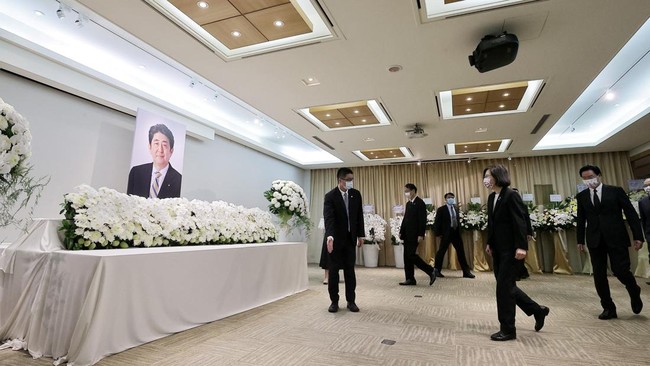 Jasad mendiang eks PM Jepang Shinzo Abe akan dikremasi hari ini setelah disemayamkan di kuil tokyo dan diarak keliling sejumlah gedung penting.