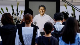 Pelayat Penuhi Kuil Tokyo Jelang Pemakaman Eks PM Jepang Shinzo Abe