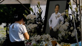 FOTO: Penghormatan Terakhir Rakyat Jepang untuk Eks PM Shinzo Abe