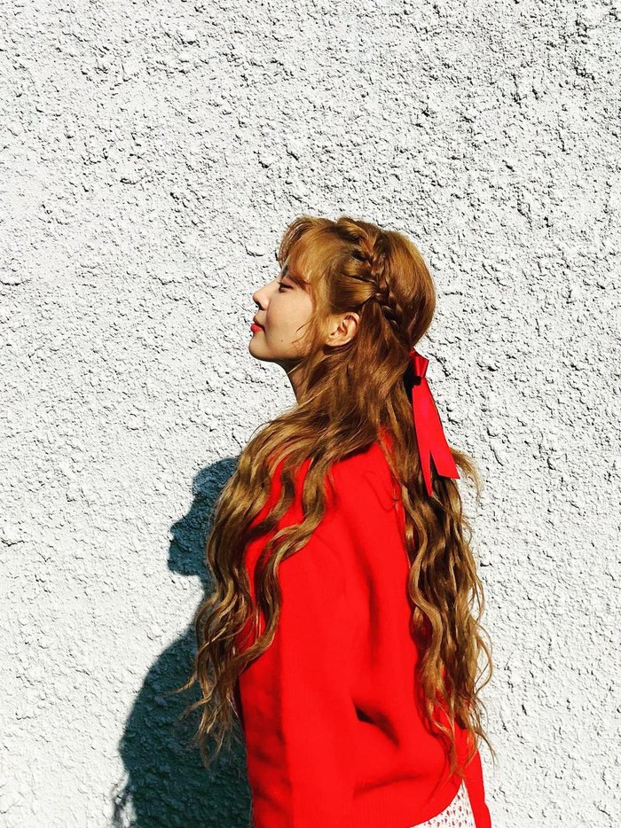 Peran ikonik Seohyun saat ini tidak hanya fokus pada kepribadian ceria serta outfit cerah saja. Riasan anggota SNSD ini sederhana, tapi bikin aura manis keluar. Apalagi dengan model rambut curly berkepang./ Foto: instagram.com/seojuhyun_s