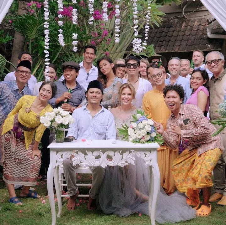 <p>Pernikahan Mayky dan Alexandra hanya dihadiri oleh keluarga dan sahabatnya saja. Beberapa tamu undangan yang tidak bisa hadir tetap bisa menyaksikan proses pernikahan keduanya secara virtual. (Foto: Instagram: @mayk_wongkar)</p>