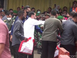 Intip Aksi Jokowi Bagi-bagi Sembako hingga Amplop di Subang