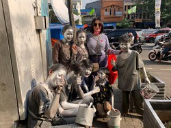 Keakraban Rezy Adisty dengan Anak-anak Manusia Silver