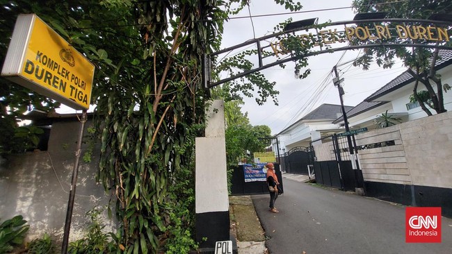 Warga sekitar Rumah Kadiv Propam Irjen Ferdy Sambo mengungkapkan soal suara petasan hingga CCTV diganti usai insiden polisi tembak polisi.