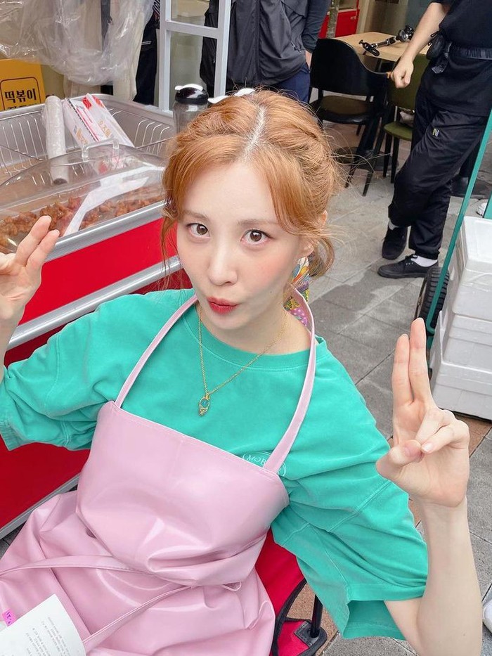 Seul Bi merupakan seorang gadis peramal yang bisa melihat masa depan seseorang ketika bersentuhan tangan. Nah, Seul Bi sendiri selalu tampil ceria dengan outfit cerah. Cewek kue banget, Beauties!/ Foto: instagram.com/seojuhyun_s