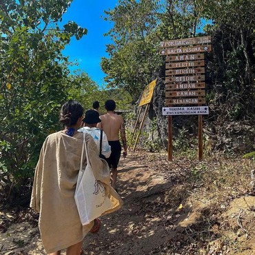 7 Foto Shalom Razade Liburan Bareng Pacar & Teman Wisata Alam di Labuan Bajo