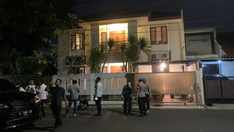 Suasana olah TKP kasus penembakan di rumah Kadiv Propam Polri Irjen Ferdy Sambo, Selasa (12/7/2022) pukul 23.00 WIB.