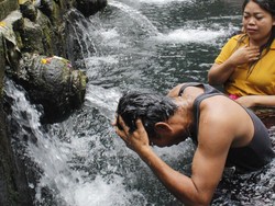 Mengenal Melukat, Tradisi yang Menjadi Wisata Lintas Agama di Bali