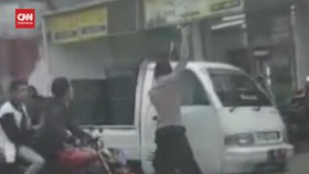 VIDEO: Sopir Pikap Diamuk Massa, Polisi Lepaskan Tembakan