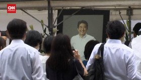 VIDEO: Ribuan Warga Antre di Rumah Duka Layat Mendiang Shinzo Abe