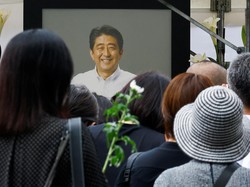 Mantan PM Jepang Shinzo Abe Dimakamkan, Pelayat Berdatangan